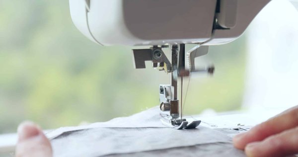 Prise en main d'une machine à coudre : quels sont les réglages à faire ?