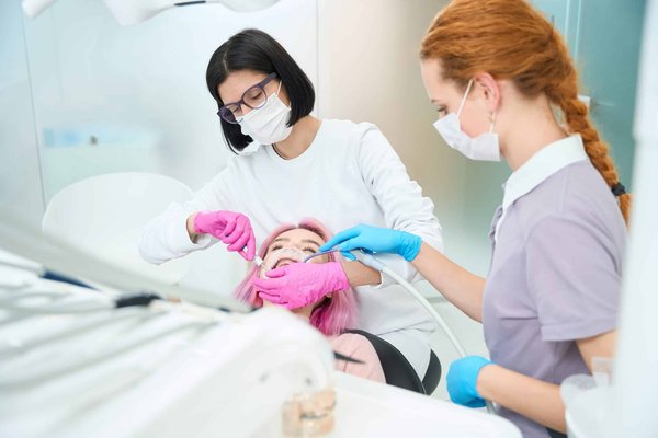 Comment choisir un dentiste spécialisé en chirurgie buccale sur le Plateau Mont-Royal ?