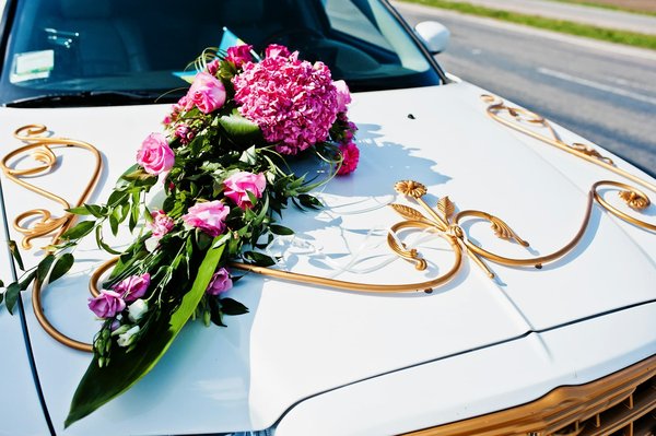 Décoration voiture mariage : les bonnes raisons de choisir des fleurs artificielles